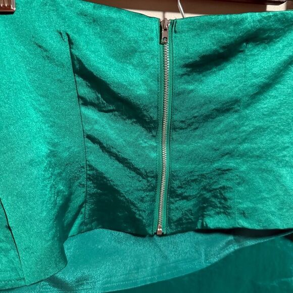 Superdown cora asymmetrical top in Kelly Green- Size Medium - Picture 6 of 11